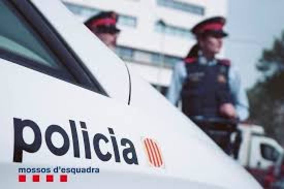 Detenidos en Barcelona tres hombres y una mujer que robaban en coches en aparcamientos.