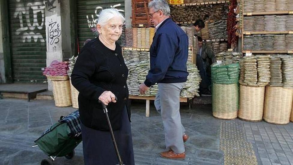 Una mujer pasea por un mercado. EFE