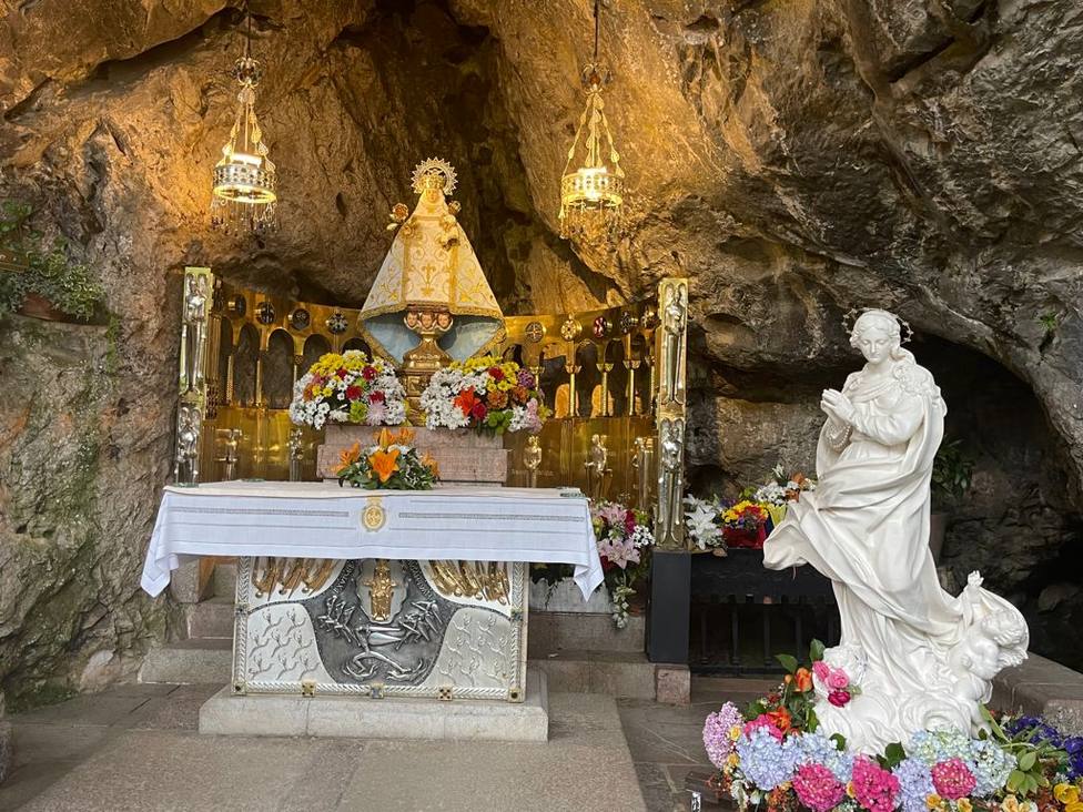 Imagen histórica de la Virgen de Covadonga junto a la Inmaculada Concepción de Éfeso en la Santa Cueva
