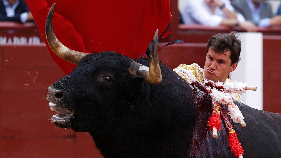 Daniel Luque ante la violenta embestida del primer toro de su lote de El Torero