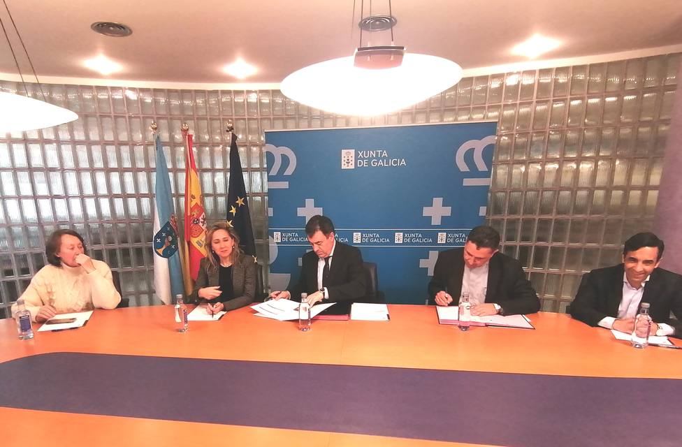 Obispo y conselleiro de Cultura firmado el acuerdo en la sede de la Xunta en Ferrol