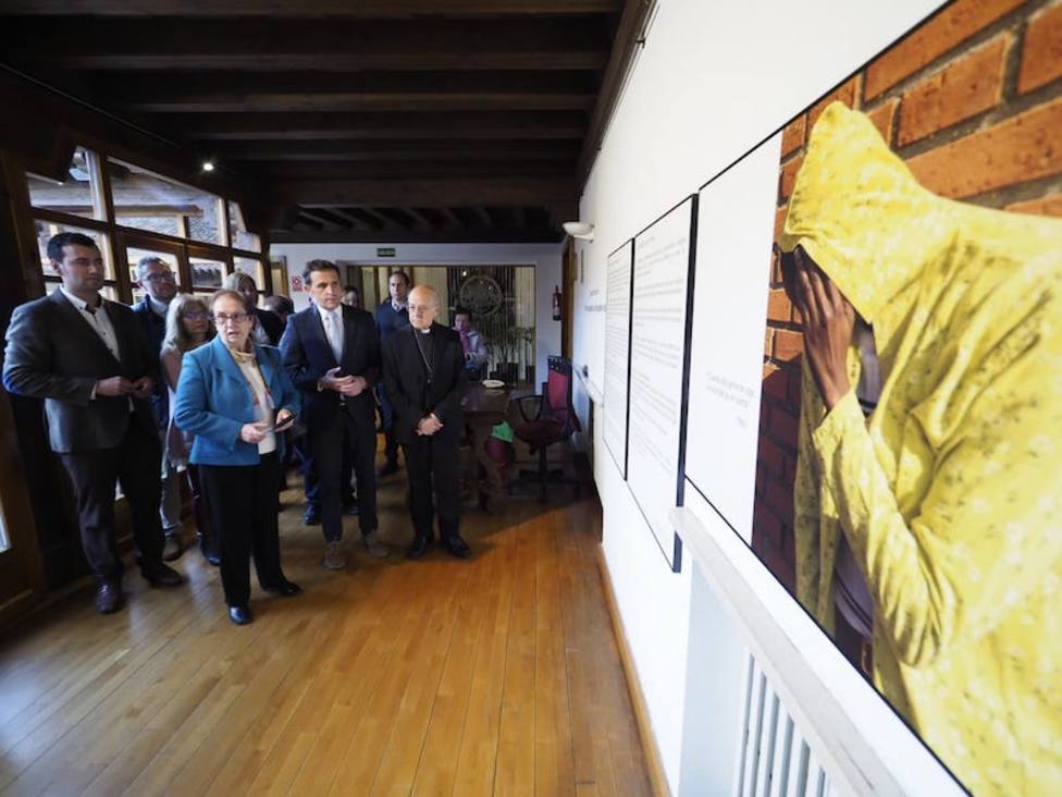 Valladolid Exposición Fotográfica Punto Y Seguimos La Vida Puede Más Iglesia Española Cope 2429