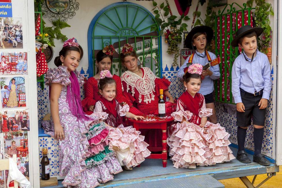 Feria de Abril: el origen de la Feria de Sevilla, el traje de flamenca y  cómo deben vestirse los hombres - Sociedad - COPE