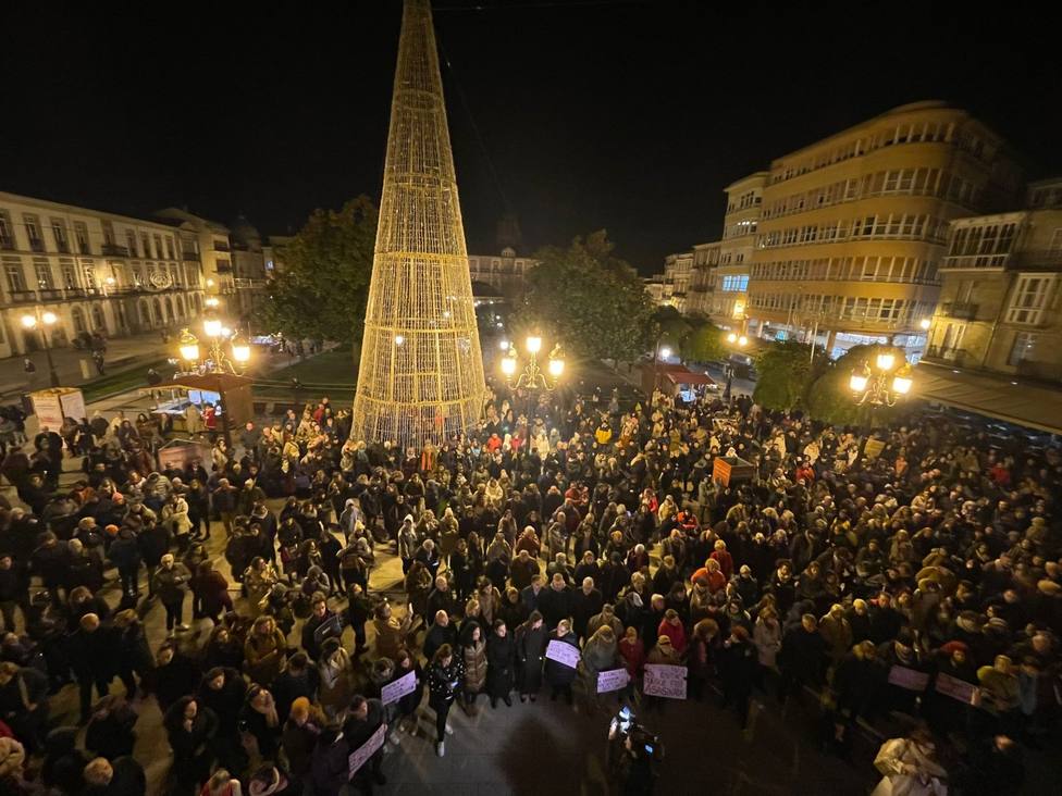Cientos de personas se concentraron en la Plaza Maior de Lugo en una gélida noche