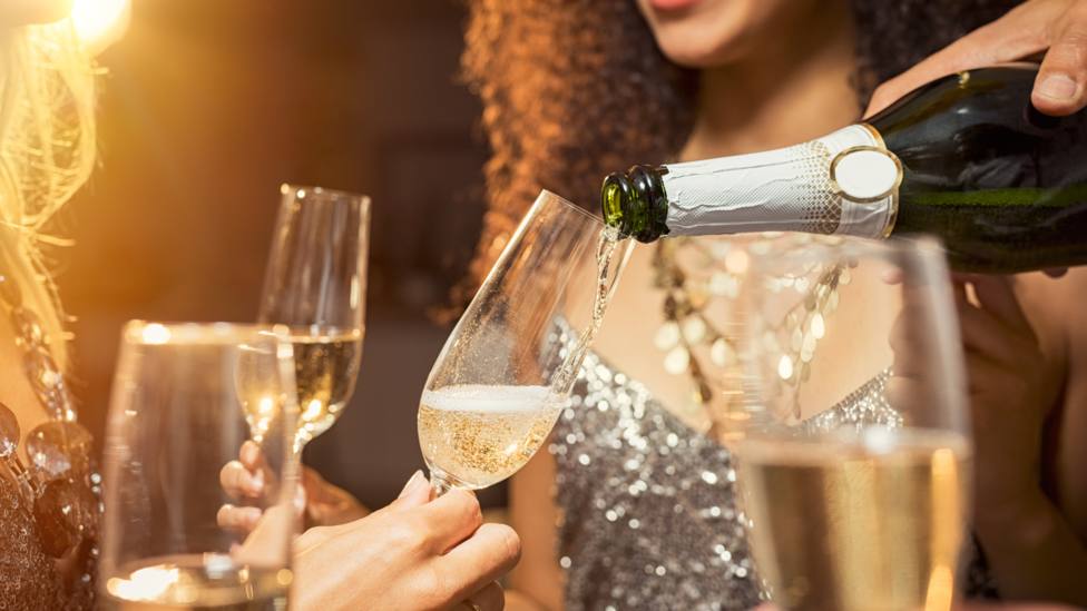 El truco viral para abrir una botella de champán estas Navidades: en tres sencillos pasos
