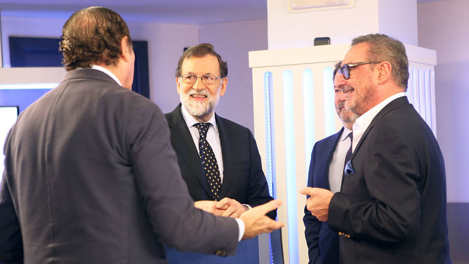 Rajoy dialoga con Carlos Herrera y el resto de contertulios antes de comenzar la entrevista