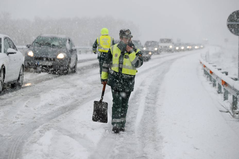 La Guardia Civil rescata a varios coches atrapados por la nieve en Asturias  - Actualidad - COPE