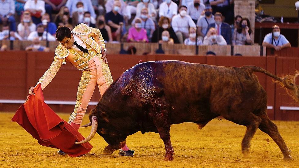 Derechazo de Paco Ureña al sexto toro de García Jiménez en Sevilla, al que cortó una oreja