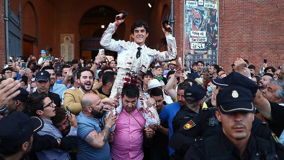 Álvaro Alarcón en su salida a hombros por la Puerta Grande de Las Ventas este lunes
