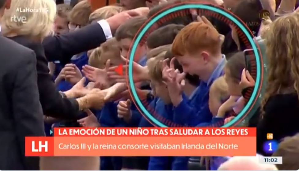 Se hace viral la reacción de un niño tras dar la mano a Carlos III durante su gira por la muerte de Isabel II