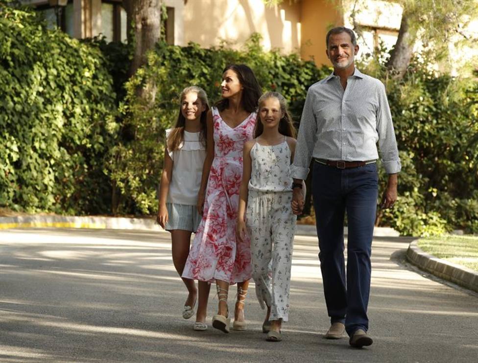 Los Reyes Y Sus Hijas Protagonizan El Tradicional Posado De Verano En Marivent España Cope