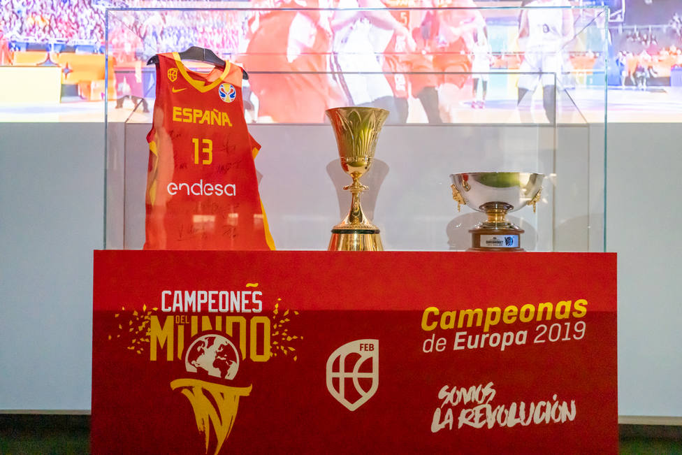 identificación Visible Tantos La copa ganada por España en el Mundial de Baloncesto de China, en el museo  de Rafa Nadal - Deportes Mallorca - COPE