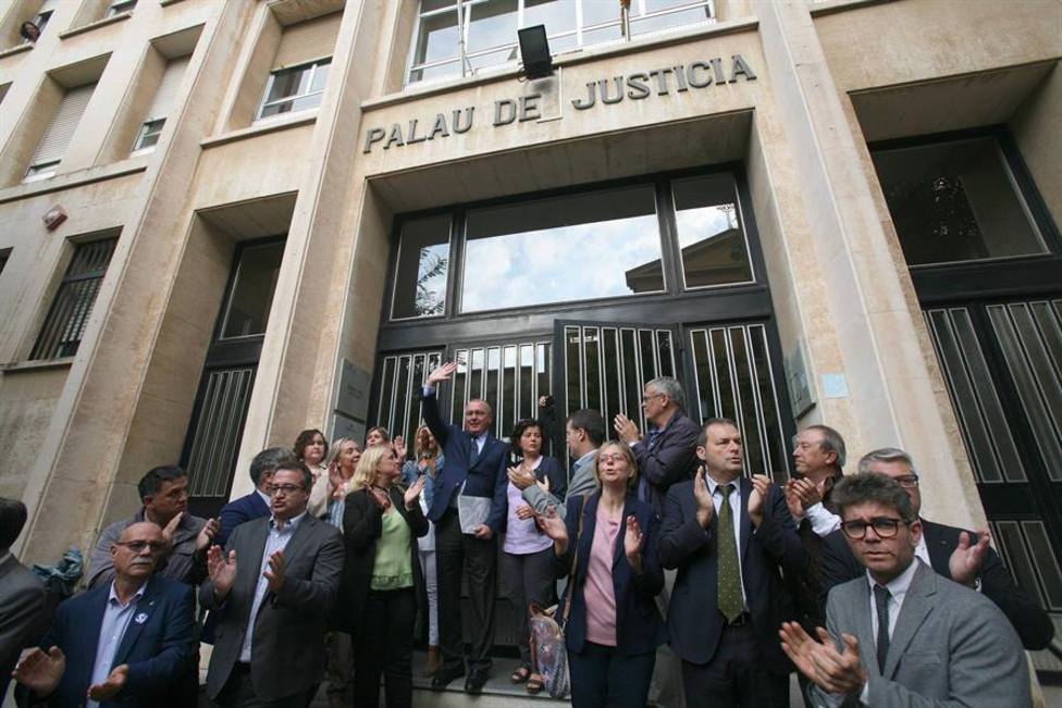 El alcalde de Reus, Carles Pellicer sale de los juzgados de Tarragona tras declarar ante la Fiscalía por 1-O