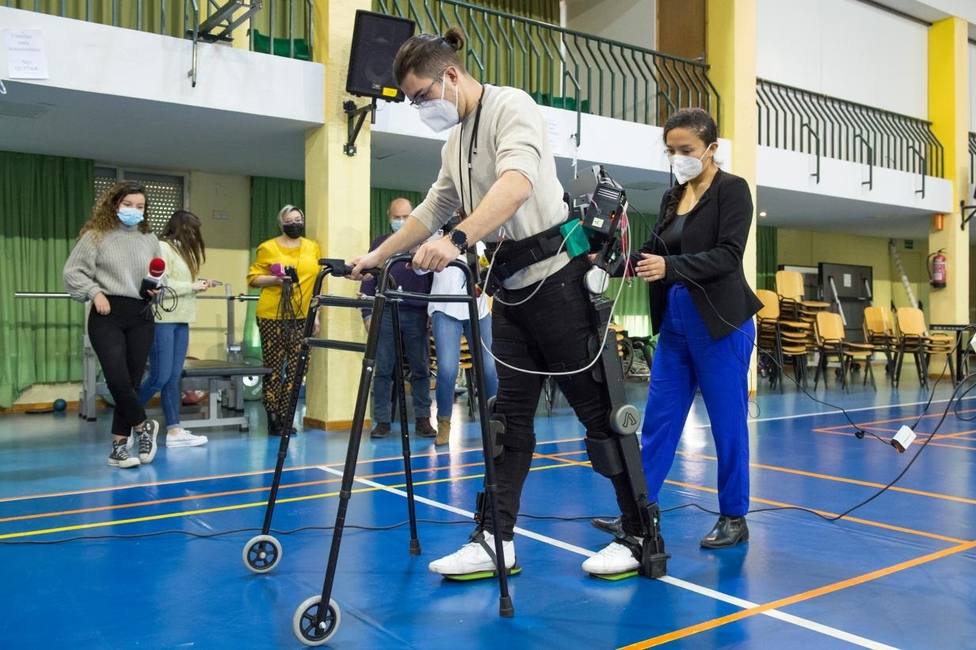 Tres parapléjicos vuelven a andar gracias a un tratamiento de neuroestimulación medular