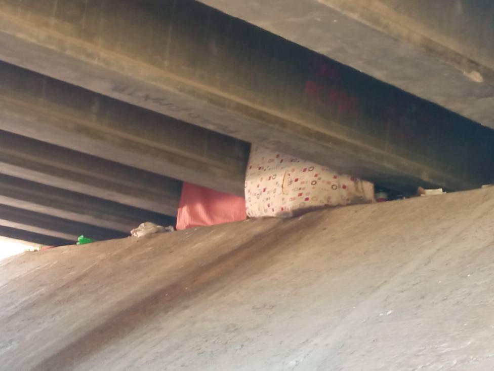 IU denuncia situación de inmigrantes que viven hacinados bajo el puente de Juan Carlos I