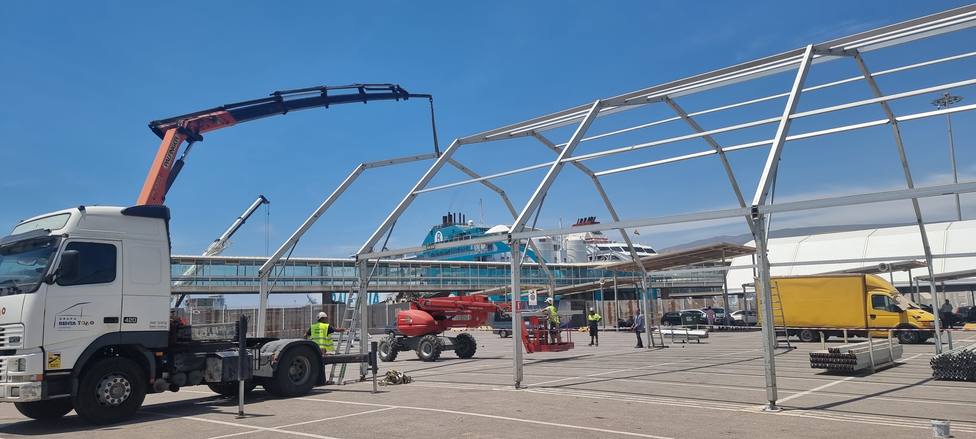 La APA inicia la instalación de 15 carpas para pasajeros y vehículos de la OPE en el Puerto de Almería
