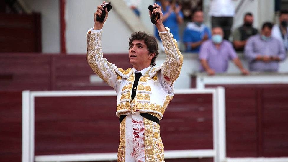 Jorge Isiegas con las dos orejas que cortó en San Martín de Valdeiglesias en la Copa Chenel