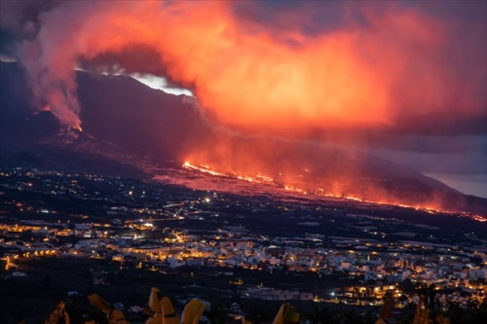 El volcán de La Palma sufre un nuevo desbordamiento