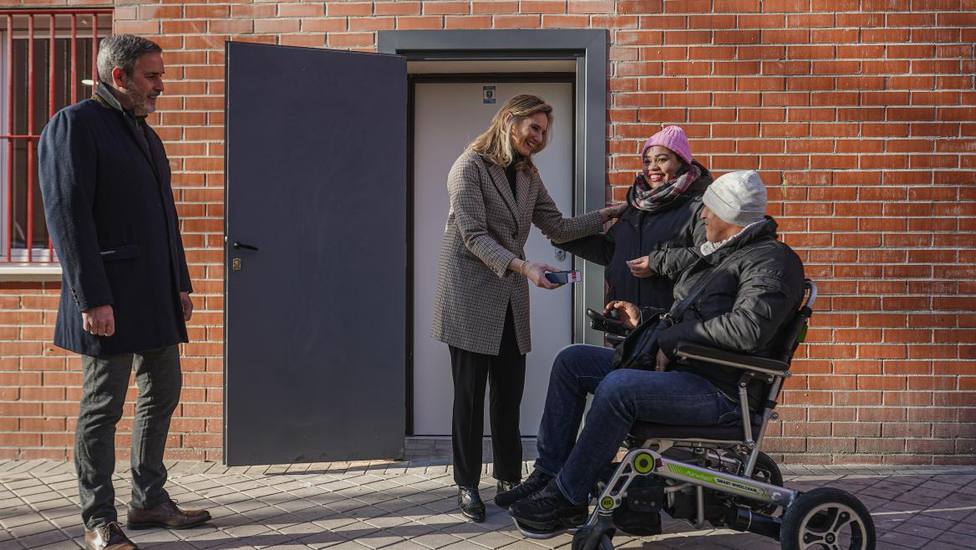 La Comunidad de Madrid entrega el primer local comercial público adaptado como vivienda social para personas con movilidad reducida