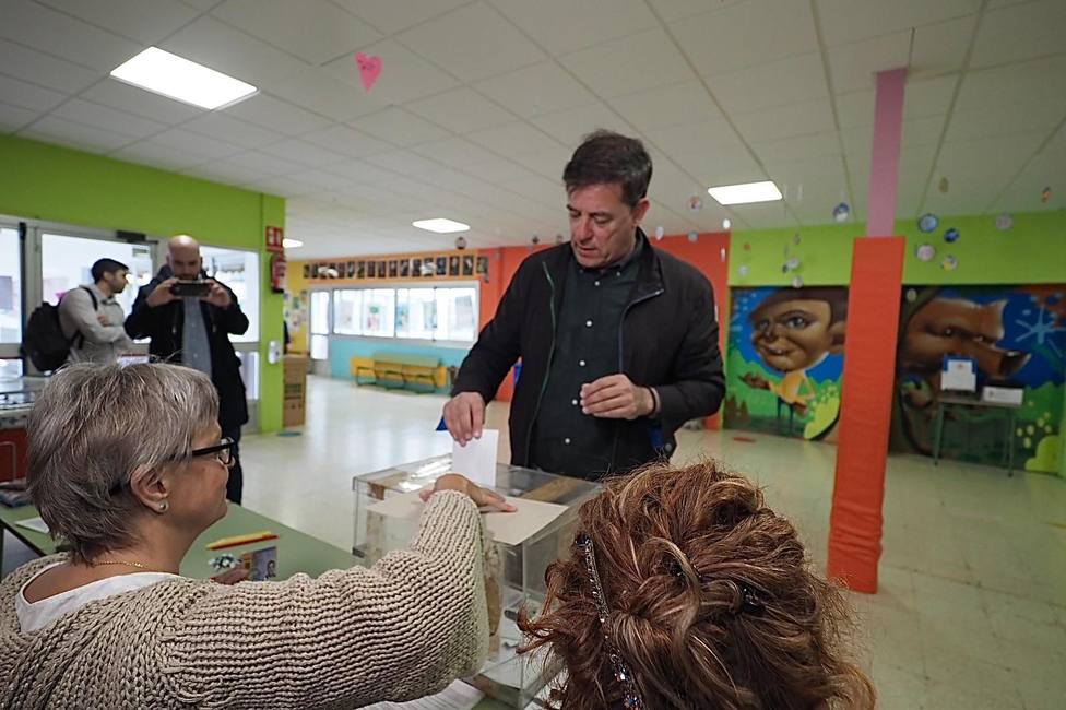 Gómez Besteiro votó en la mesa instalada en el Colegio Rosalía de Castro