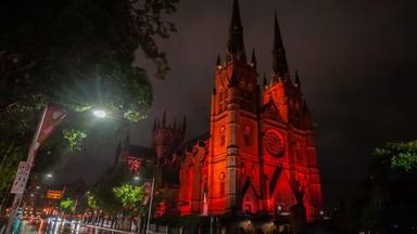 Iglesias y monumentos se iluminan de rojo en el mundo por los cristianos perseguidos