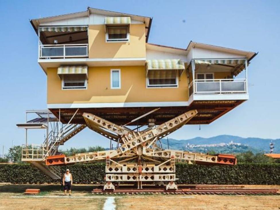 La increíble casa volante que un jubilado italiano construyó para ver el  mar - Internacional - COPE