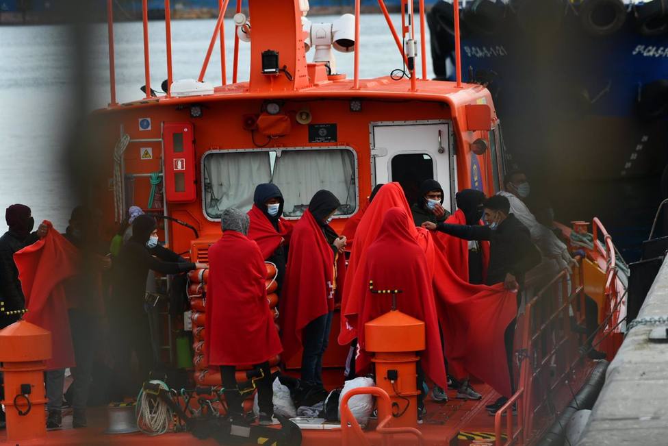 Rescatadas una docena de personas que navegaban en una patera por el Estrecho de Gibraltar