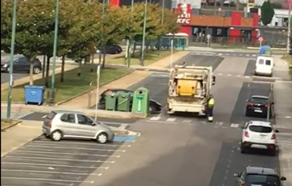 Un operario de Urbaser vaciando un contenedor amarillo en el mismo camión que otro verde - FOTO: Cedida