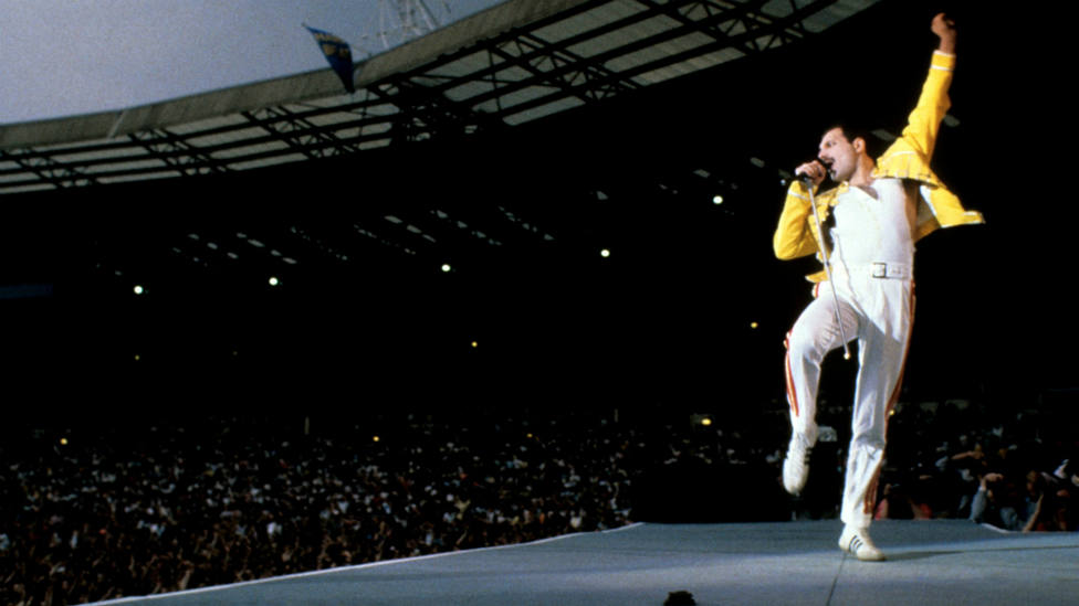 Freddie Mercury durante la gira Magic Tour en uno de sus conciertos en Londres