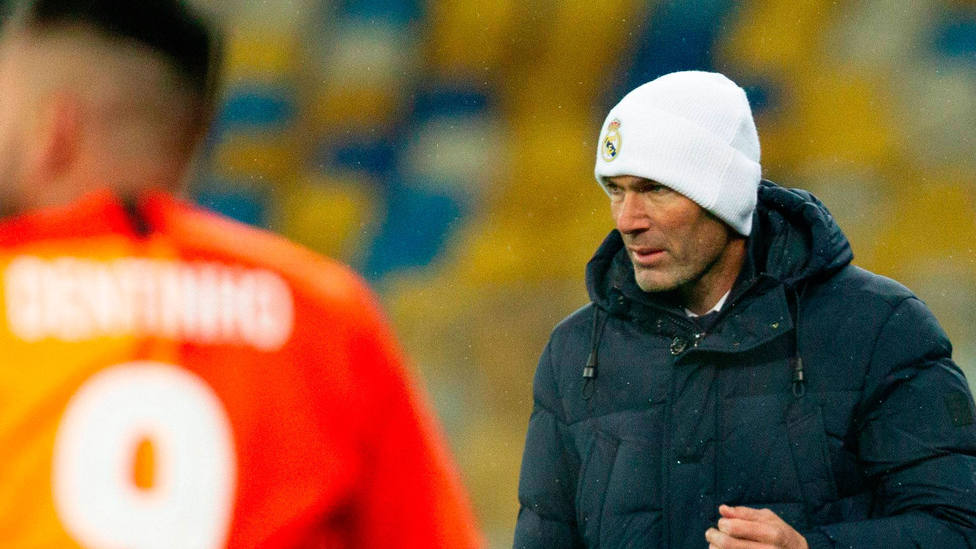 Zinedine Zidane, en el partido que enfrentó al Real Madrid y al Shakhtar en Ucrania. CORDONPRESS
