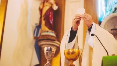 Recitar el Gloria o colocar flores en el altar, entre los ritos que NO  deben realizarse en Misa en Cuaresma - Cuaresma - COPE