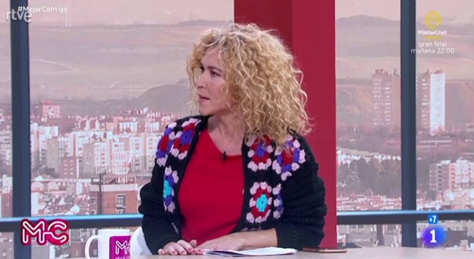 Una presentadora de TVE protagoniza un tenso momento cuando se le descose el vestido en pleno directo