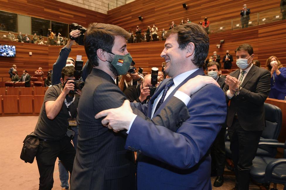 El reelegido presidente de la Junta de Castilla y León, Alfonso Fernández Mañueco, abraza al que será su vicep