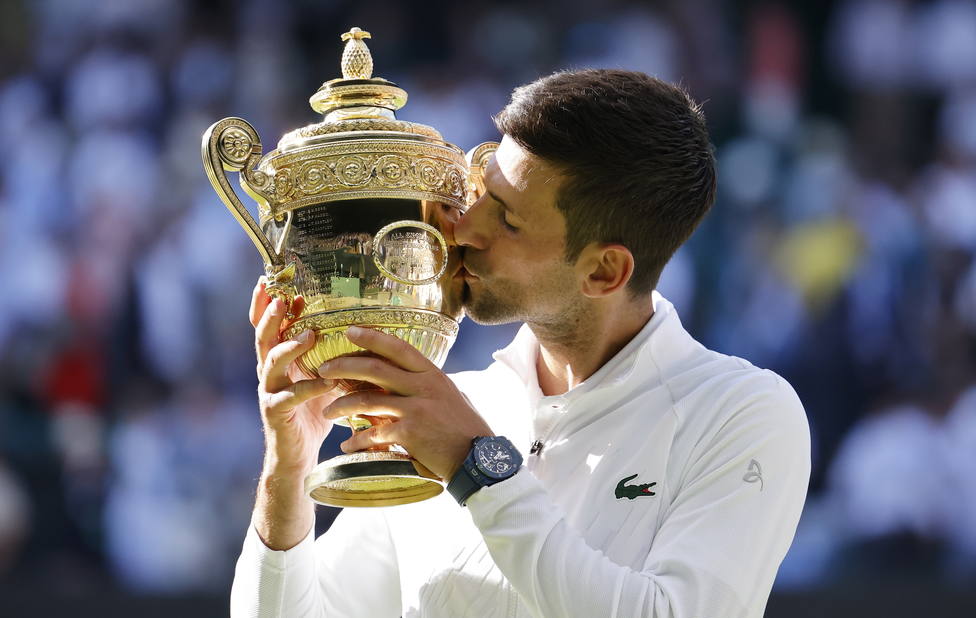 Novak Djokovic, besando el trofeo de Wimbledon