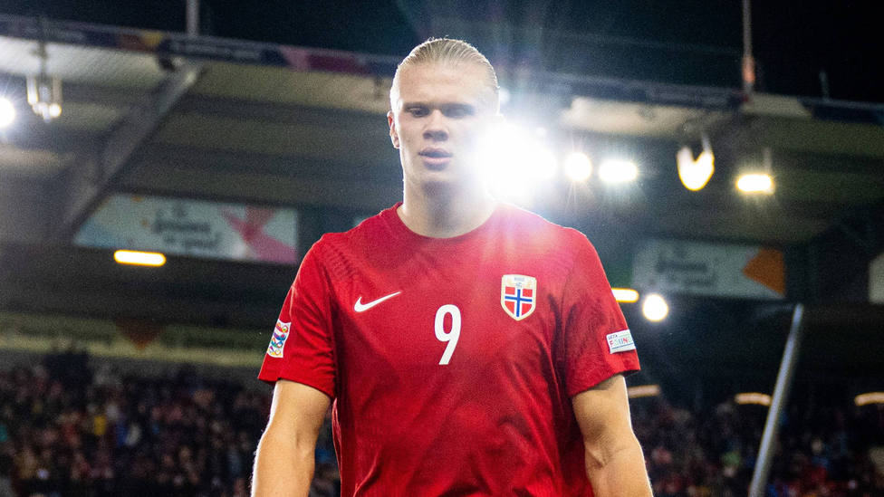 Haaland retirándose del terreno de juego con la selección noruega. CORDONPRESS