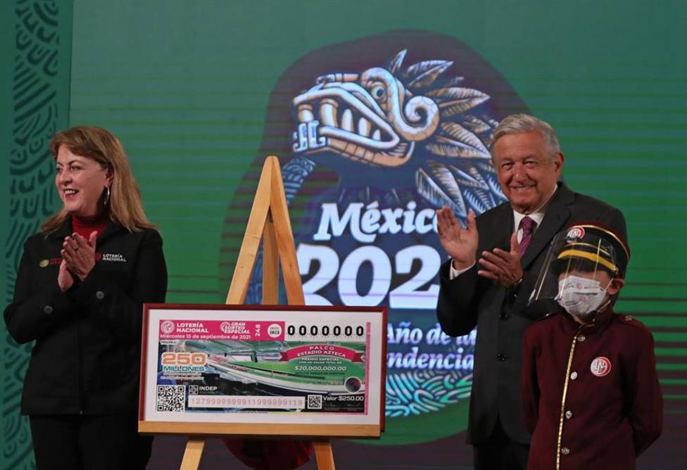 El presidente de México, Andrés Manuel López Obrador, en el momento que anunció el sorteo