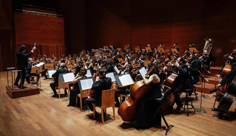Concierto de Jesús Reina y la orquesta Franz Schubert Filharmonia en el claustro de la Catedral de Almería