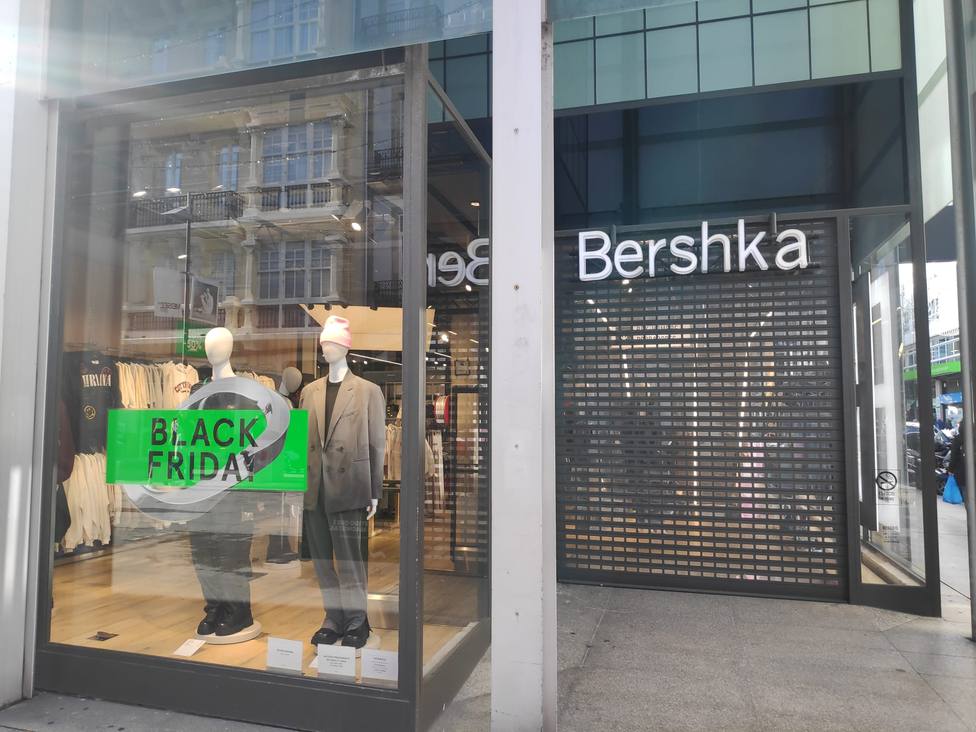 Tienda de Bershka cerrada en la plaza de Lugo por la huelga