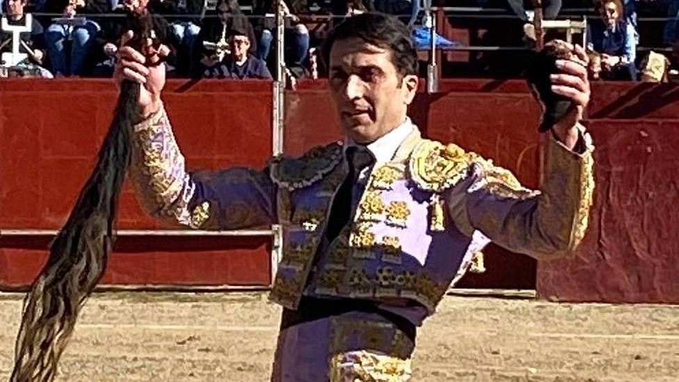 Javier Castaño con los máximos trofeos cortados este domingo en La Adrada