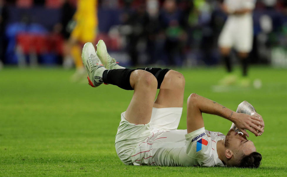Ocampos se duele en el campo de un golpe ante el Lille (EFE)