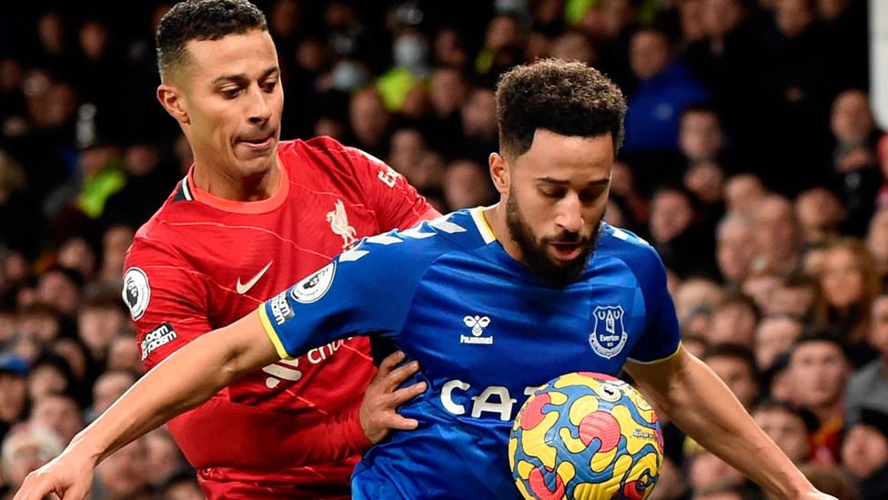 Andros Townsend trata de controlar el balón ante Thiago, durante el Everton - Liverpool. EFE
