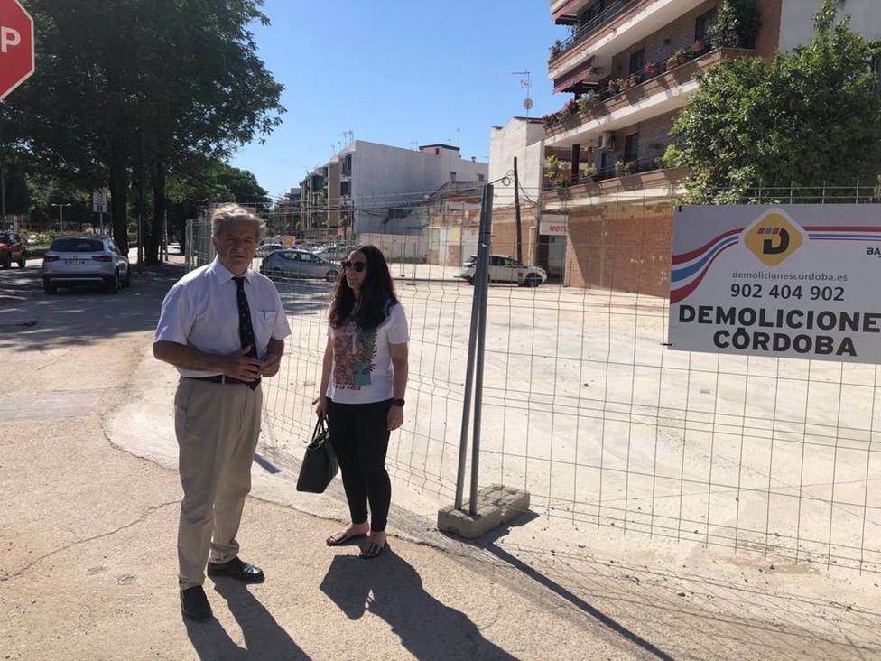Urbanismo habilita 43 plazas provisionales de aparcamiento en la avenida de Trassierra tras un derribo