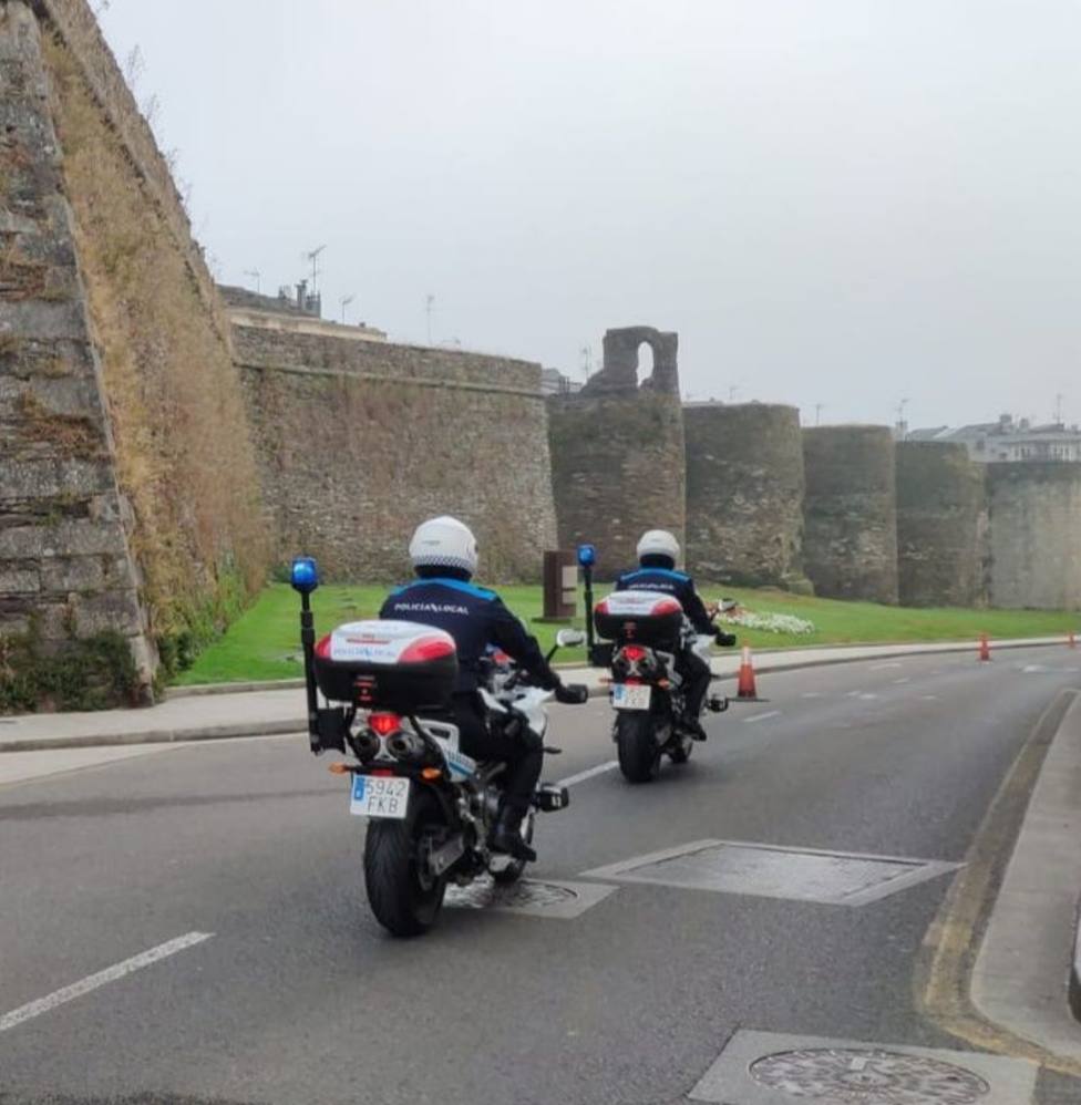 Dos policías locales circulan en moto por la Ronda da Muralla