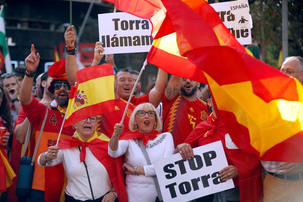Miles de personas se manifiestan en Barcelona para decir basta al procés