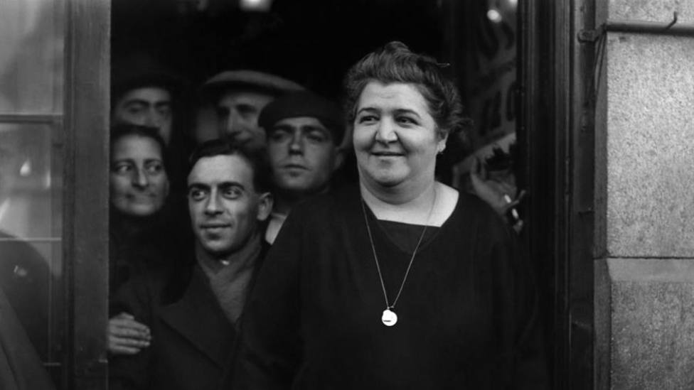 Manuela de Pablo, la famosa Doña Manolita posa con sus clientes (1935)