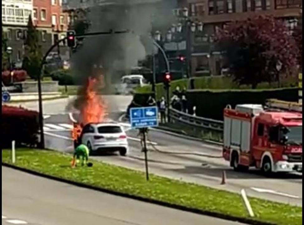 Bomberos de Oviedo sofocando el incendio de un coche en la Plaza de Castilla
