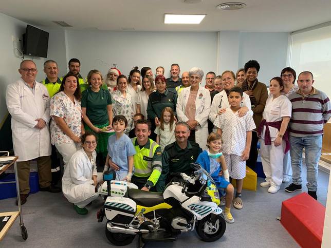 Una moto de la Guardia de Tráfico para “patrullar” por los pasillos del Hospital Arquitecto Marcide - Ferrol -