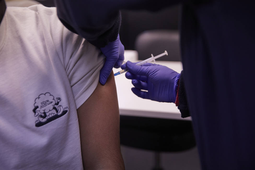 Un reputado inmunólogo propone una estrategia de vacunación a seguir después de ómicron: Estamos abusando