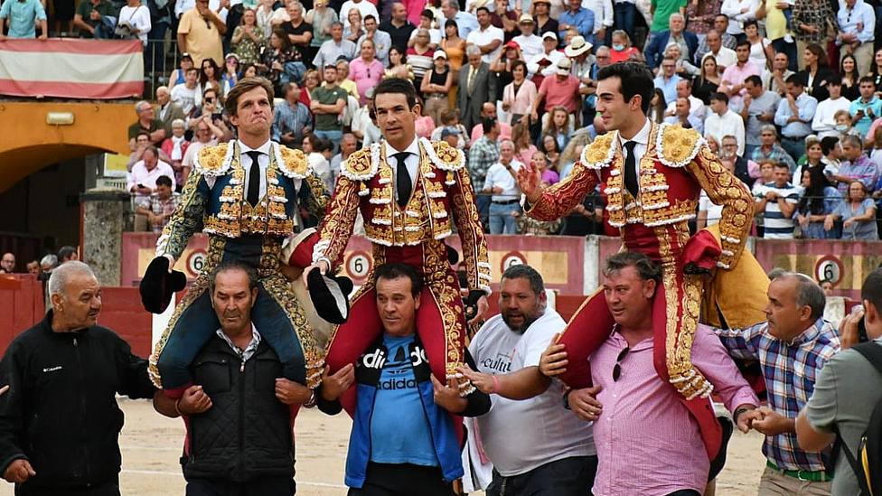 El Juli, Manzanares y Tomás Rufo en su salida a hombros este domingo en Talavera de la Reina