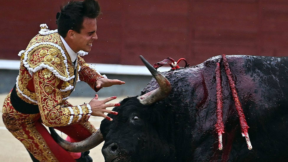 Momento de la grave cornada sufrida por Gonzalo Caballero este sábado en Las Ventas